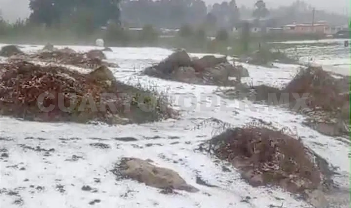 La granizada dejó cubierto de blanco las carreteras. Manuel Martínez / CP
