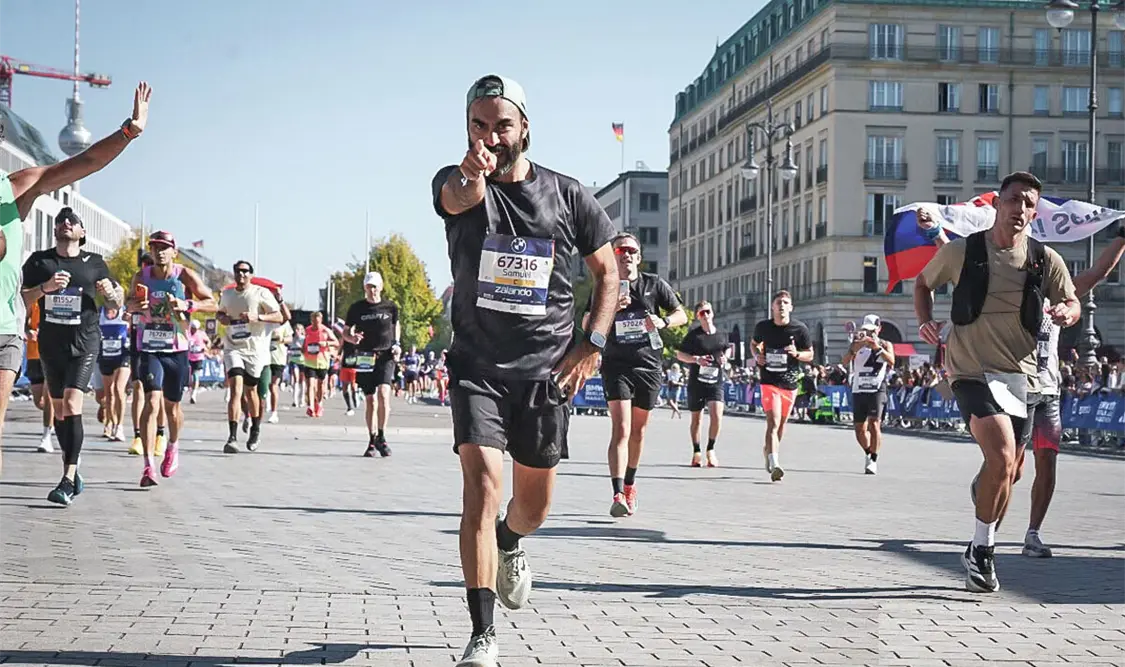 Samuel León Sánchez completó los 42.195 kilómetros del Maratón de Berlín 2026 en 3:48:53, nuevo récord personal. Cortesía