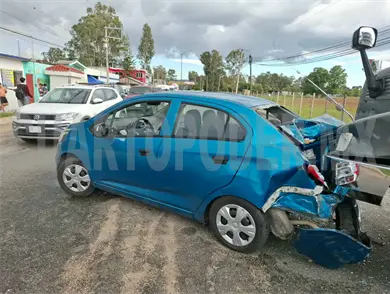 Cami&oacute;n destroza a veh&iacute;culo en bulevar