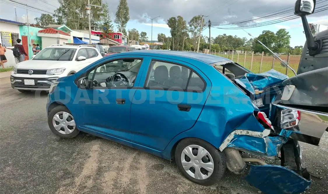 El volteo impactó a un Chevrolet Beat en el bulevar Juan Sabines, al oriente de Comitán. Juan Orel / CP