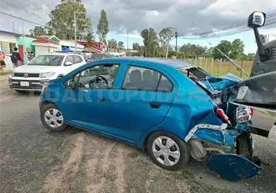 Cami&oacute;n destroza a veh&iacute;culo en bulevar