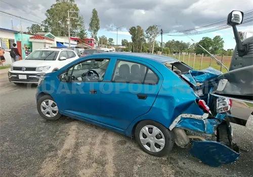 Camión destroza a vehículo en bulevar Camión destroza a vehículo en bulevar