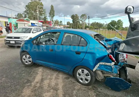 Camión destroza a vehículo en bulevar Camión destroza a vehículo en bulevar