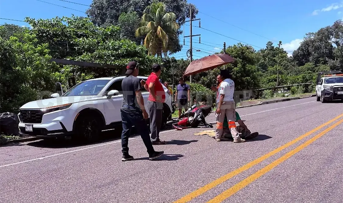 El motociclista al parecer transitaba excediendo el límite de velocidad, por lo que chocó por alcance. Rafael Victorio / CP