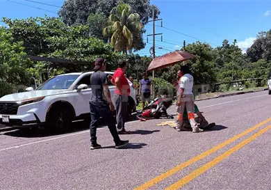 Lesionado al impactar motocicleta y SUV