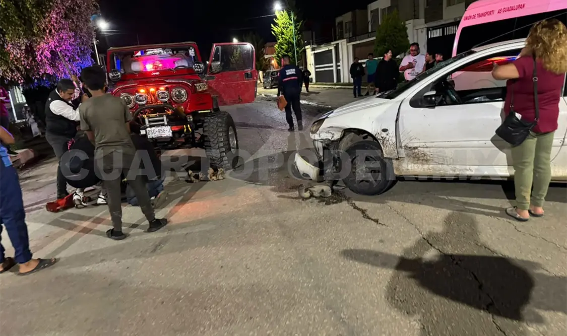 Primero impactó una Jeep y, posteriormente, un transporte público de la ruta 01 que se encontraba aparcado. Juan Orel / CP