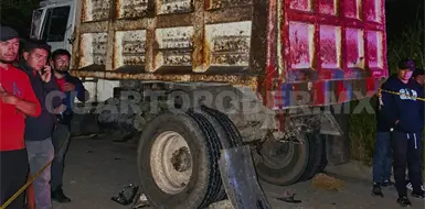 Muere motorista tras chocar contra volteo Muere motorista tras chocar contra volteo