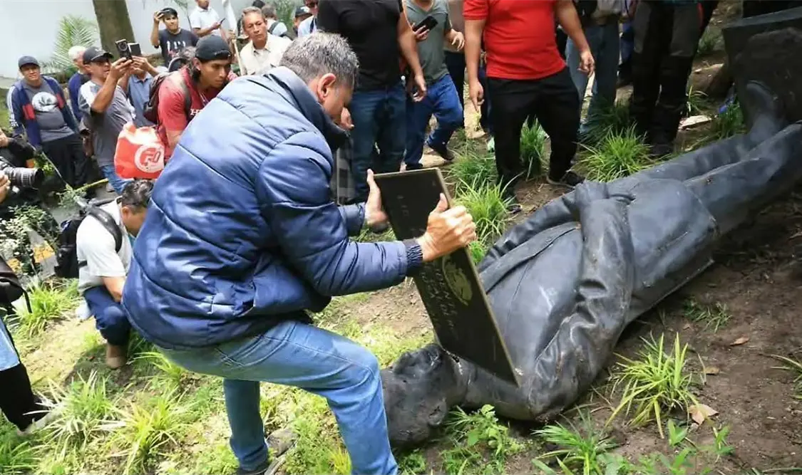 La estatua dice muy poco de mí: Felipe Calderón