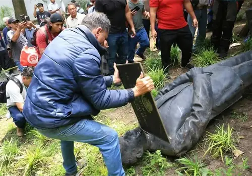 La estatua dice muy poco de m&iacute;: Felipe Calder&oacute;n