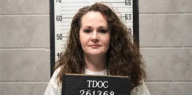 Christa Pike inconsciente y conectada a un respirador