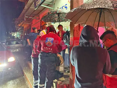 Adulto mayor queda herido al dar mal paso