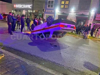 Taxi vuelca afuera de la Cl&iacute;nica de Campo