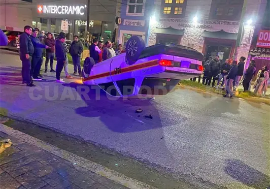 Taxi vuelca afuera de la Clínica de Campo Taxi vuelca afuera de la Clínica de Campo