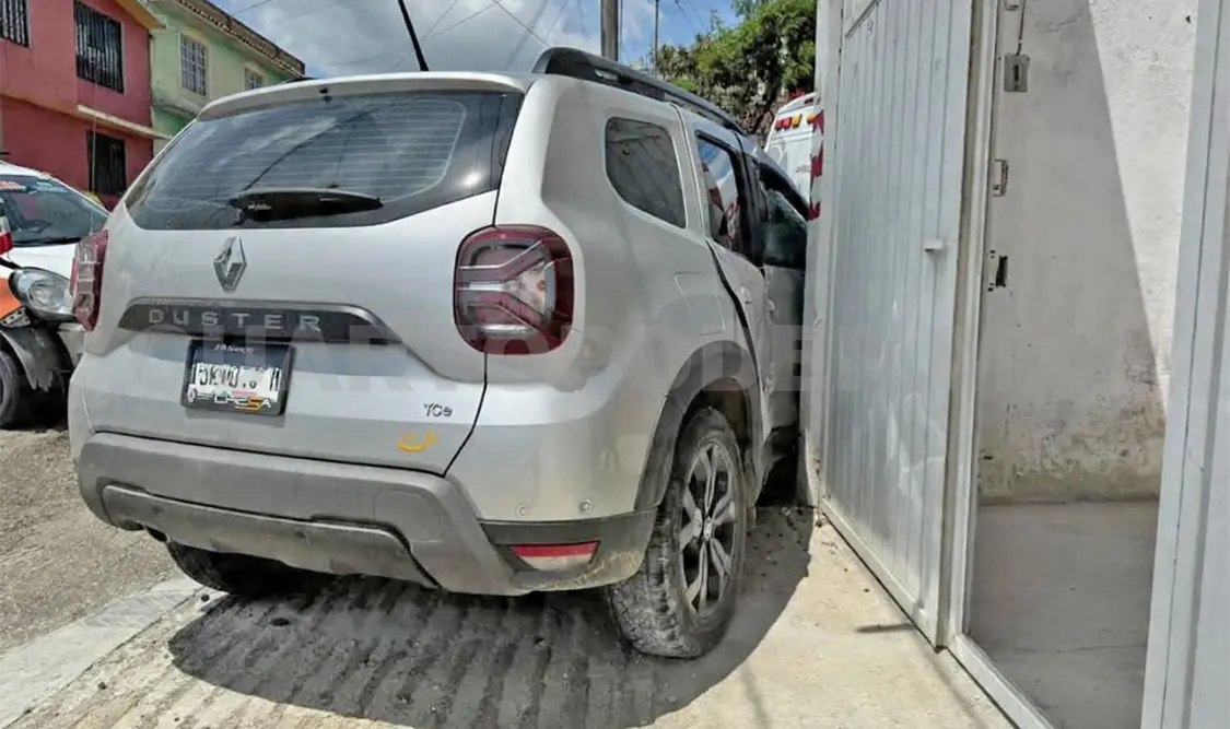 La unidad subcompacta terminó incrustada en un domicilio. Cortesía
