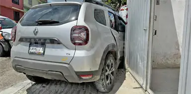 Tras chocar se incrusta en fachada de vivienda Tras chocar se incrusta en fachada de vivienda