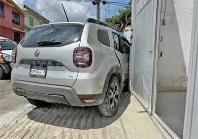 Tras chocar se incrusta en fachada de vivienda Tras chocar se incrusta en fachada de vivienda