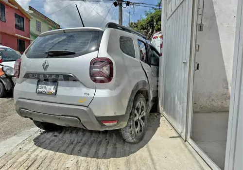 Tras chocar se incrusta en fachada de vivienda