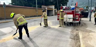 Controlan derrame de aceite en el periférico Controlan derrame de aceite en el periférico