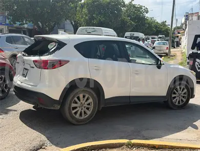 Se estrella combi en la parte trasera de una SUV