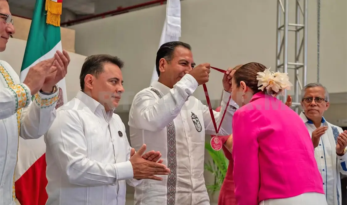 Eduardo Ramírez Aguilar realizó la imposición de la medalla. Cortesía