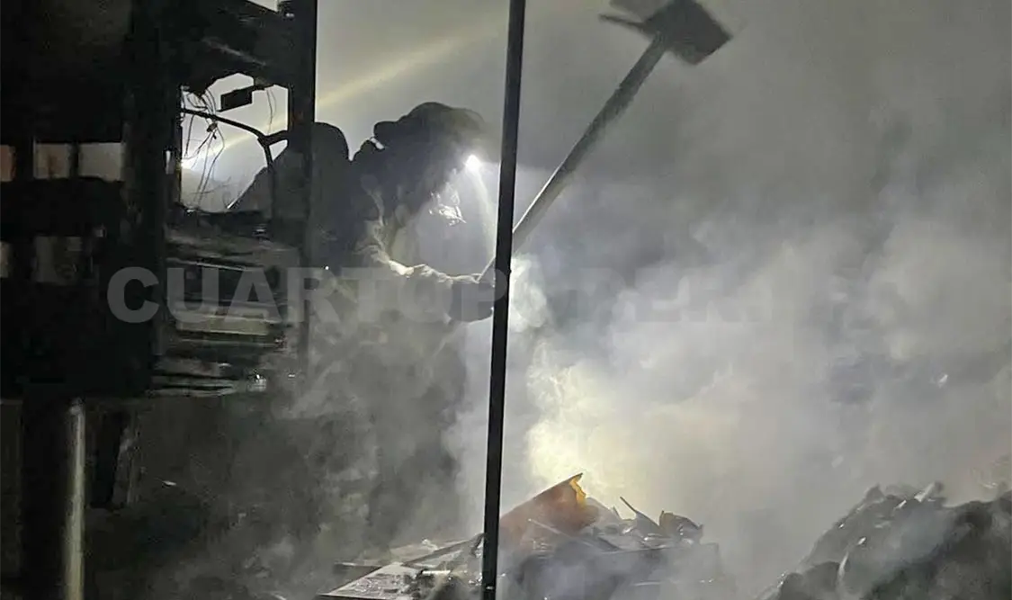 Bomberos trabajaron por casi dos horas para sofocar el incendio. Ulises Villalobos / CP