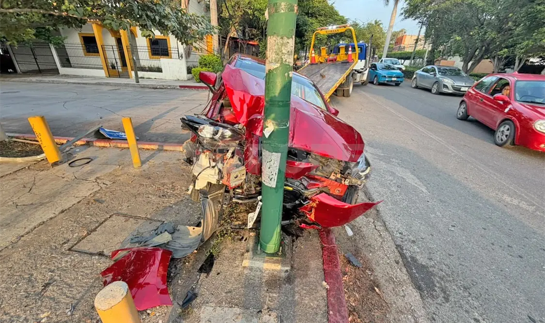 Socorristas brindaron atención al automovilista, quien posteriormente fue hospitalizado. Ulises Villalobos / CP