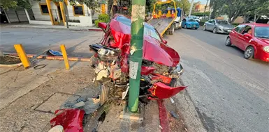 Se estrella autom&oacute;vil contra poste, bolardo y luminaria
