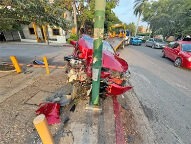 Se estrella autom&oacute;vil contra poste, bolardo y luminaria