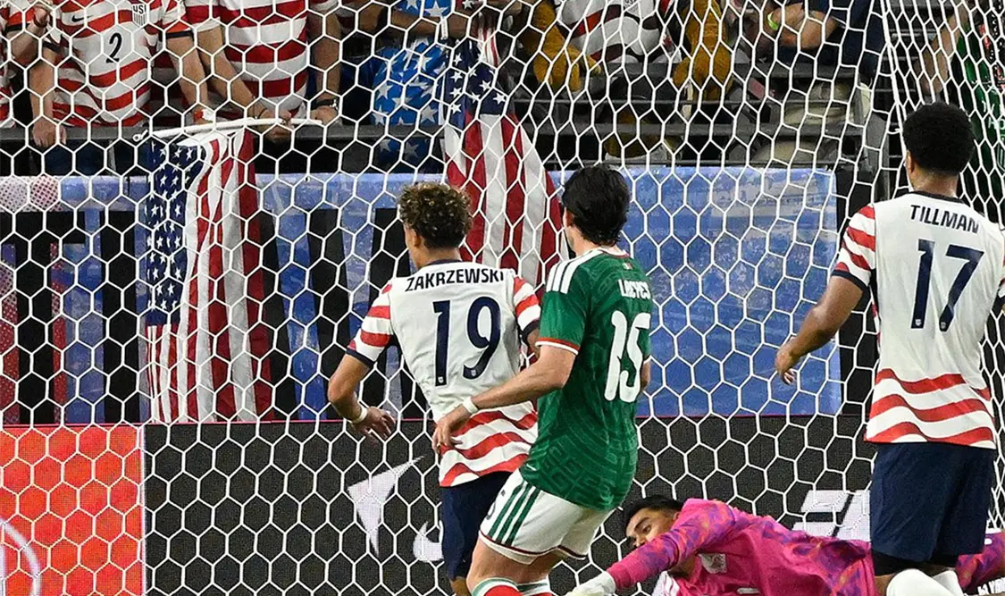 De manera inexplicable, Raúl “Tala” Rangel no pudo detener un disparo por el costado derecho de Gio Reyna que parecía inofensivo, y el rebote encontró a Julian Hall para anotar el primero. Agencias