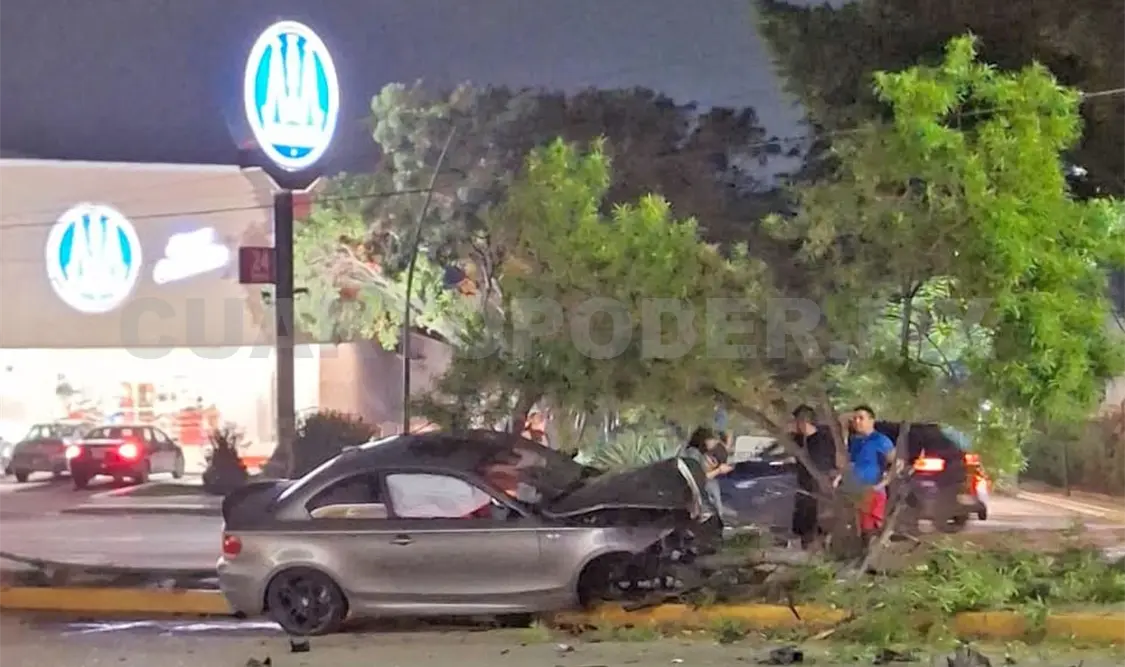 El conductor de un BMW perdió el control debido al exceso de velocidad, la falta de precaución y la cinta asfáltica mojada. Ulises Villalobos / CP