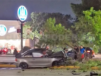 A altas horas de la noche, auto se estrella en poste