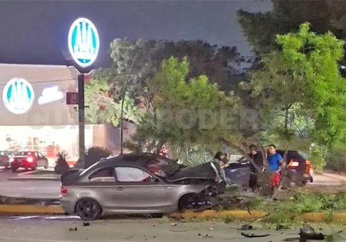 A altas horas de la noche, auto se estrella en poste A altas horas de la noche, auto se estrella en poste