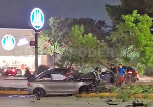 A altas horas de la noche, auto se estrella en poste