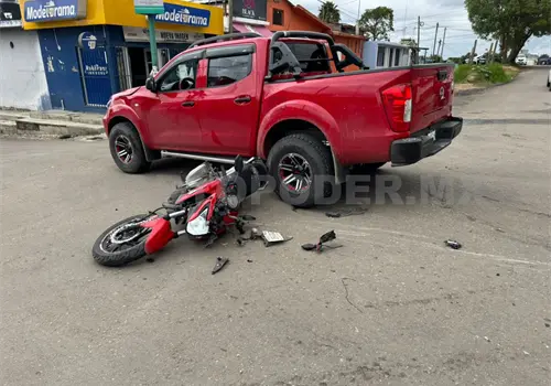 Motociclista sale ileso al estamparse en vehículos Motociclista sale ileso al estamparse en vehículos