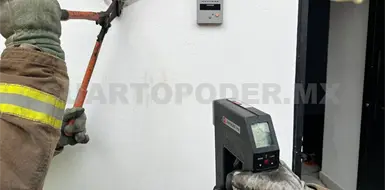 Bomberos controlan corto en medidor de luz Bomberos controlan corto en medidor de luz