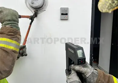 Bomberos controlan corto en medidor de luz Bomberos controlan corto en medidor de luz