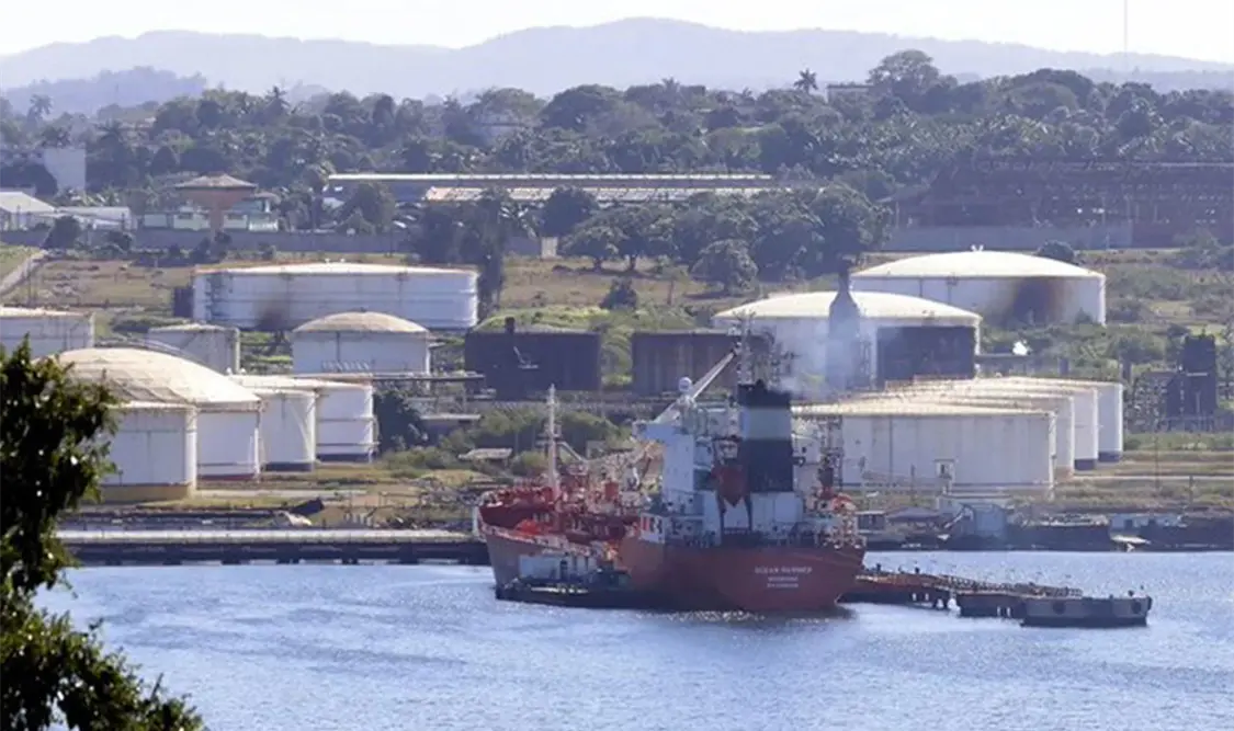 Suspenden envíos de crudo a Cuba por EUA