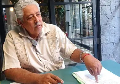 Jubilado presenta escrituras de propiedad en disputa