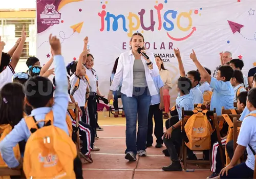 Valeria Rosales entrega &uacute;tiles en Ju&aacute;rez y La Garza