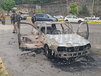 Se salva familia tras incendio de veh&iacute;culo
