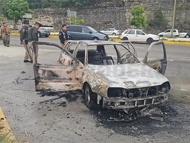 Se salva familia tras incendio de veh&iacute;culo