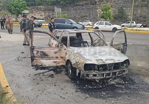 Se salva familia tras incendio de vehículo Se salva familia tras incendio de vehículo