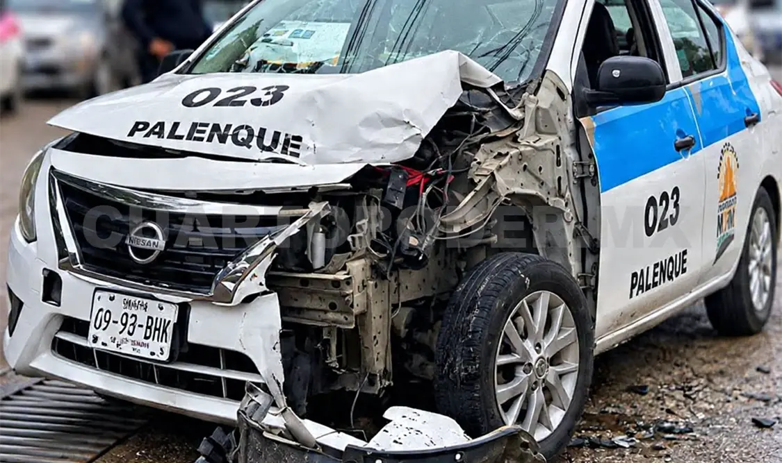 El taxi presentaba destrozos en la parte delantera, por la violencia del choque. Cortesía