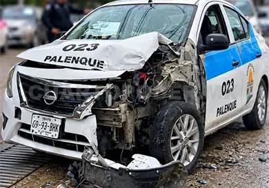 Ruletero resulta herido en una fuerte colisión Ruletero resulta herido en una fuerte colisión