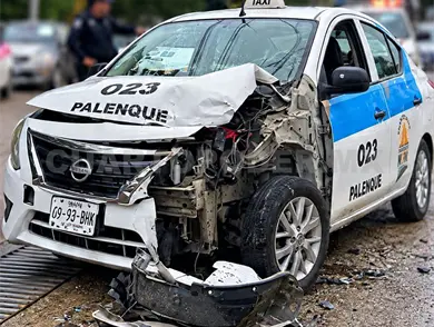 Ruletero resulta herido en una fuerte colisi&oacute;n