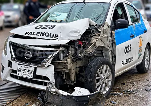 Ruletero resulta herido en una fuerte colisión Ruletero resulta herido en una fuerte colisión