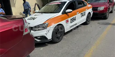 Carambolazo entre taxi, camioneta y automóvil Carambolazo entre taxi, camioneta y automóvil
