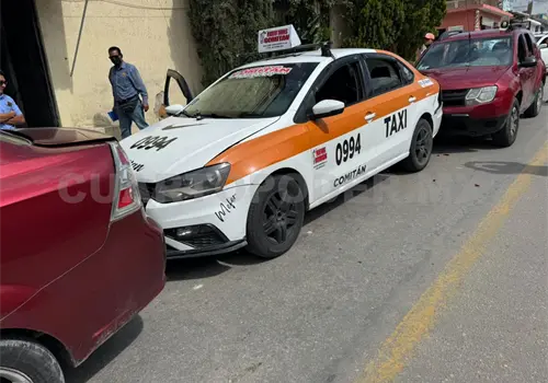 Carambolazo entre taxi, camioneta y automóvil Carambolazo entre taxi, camioneta y automóvil