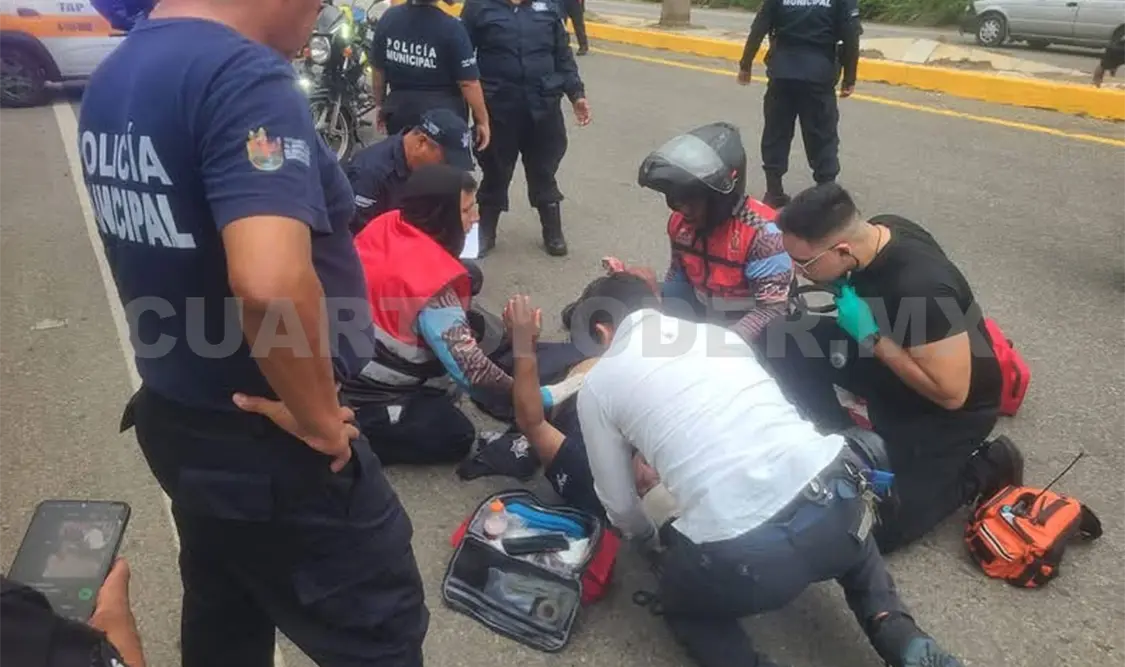 Tras caer de una patrulla, el elemento policiaco se lesionó presuntamente en la cabeza por el fuerte golpe. Rafael Victorio / CP