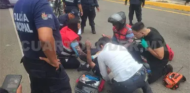 Policía queda malherido al caer de una patrulla Policía queda malherido al caer de una patrulla